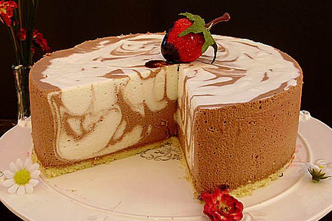 BIJELO-ČOKOLADNA TORTA: Vizualno efektna torta čiji okus će vas oduševiti