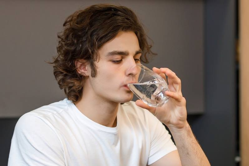 NUTRICIONISTI OTKRILI: Evo zašto ne biste smjeli piti vodu tijekom jela!