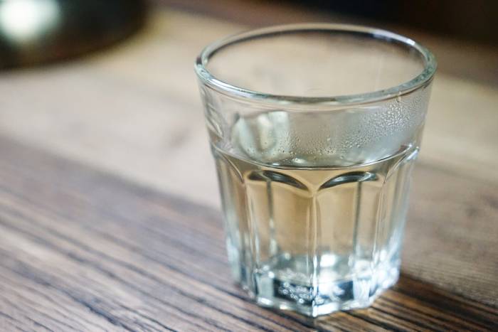 Znate li da nije dobro piti vodu koja je preko noći odstajala u čaši? Evo zašto!
