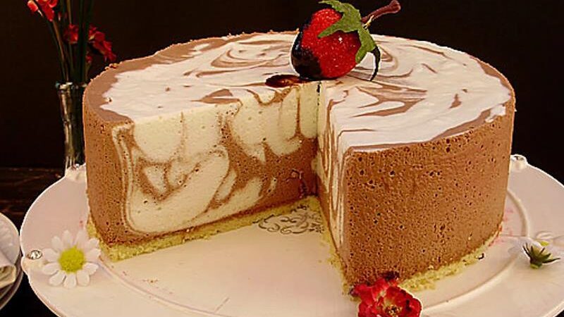 BIJELO-ČOKOLADNA TORTA: Vizualno efektna torta čiji okus će vas oduševiti